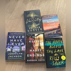 5 Books Coleen Hoover, Lisa Wingate, Riley Sager…